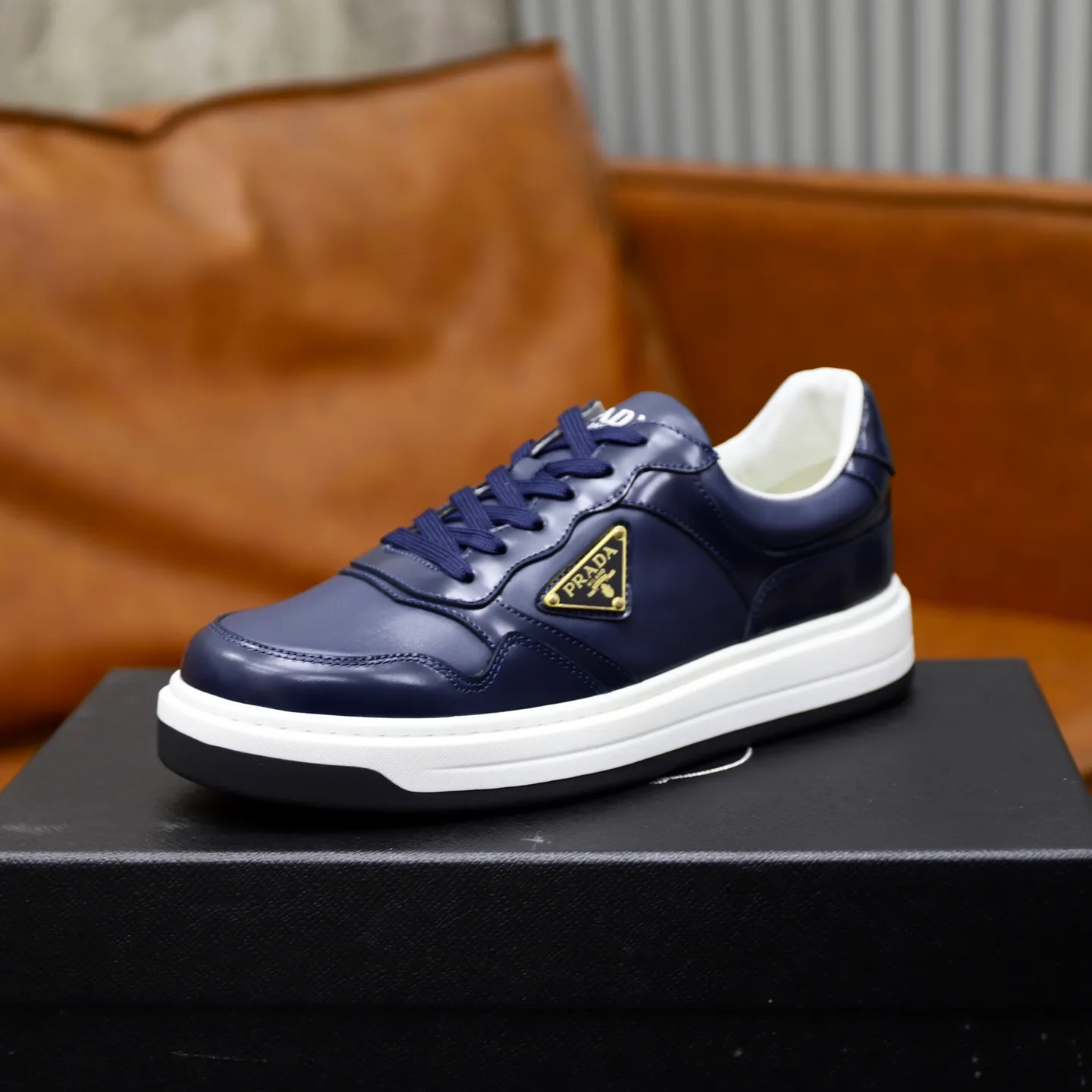 Factory price: 760💰Top original order Brand: PRADA (Prada) Standard code: Men's size 38/44 (45 can be customized) Grade: Same as the official website Material: Original cowhide stitching imported cowhide lining Original combination two-color wear-resistant soft outsole Style category: Leisure and sports version Young fashion European and American trend British style Color: Real picture color